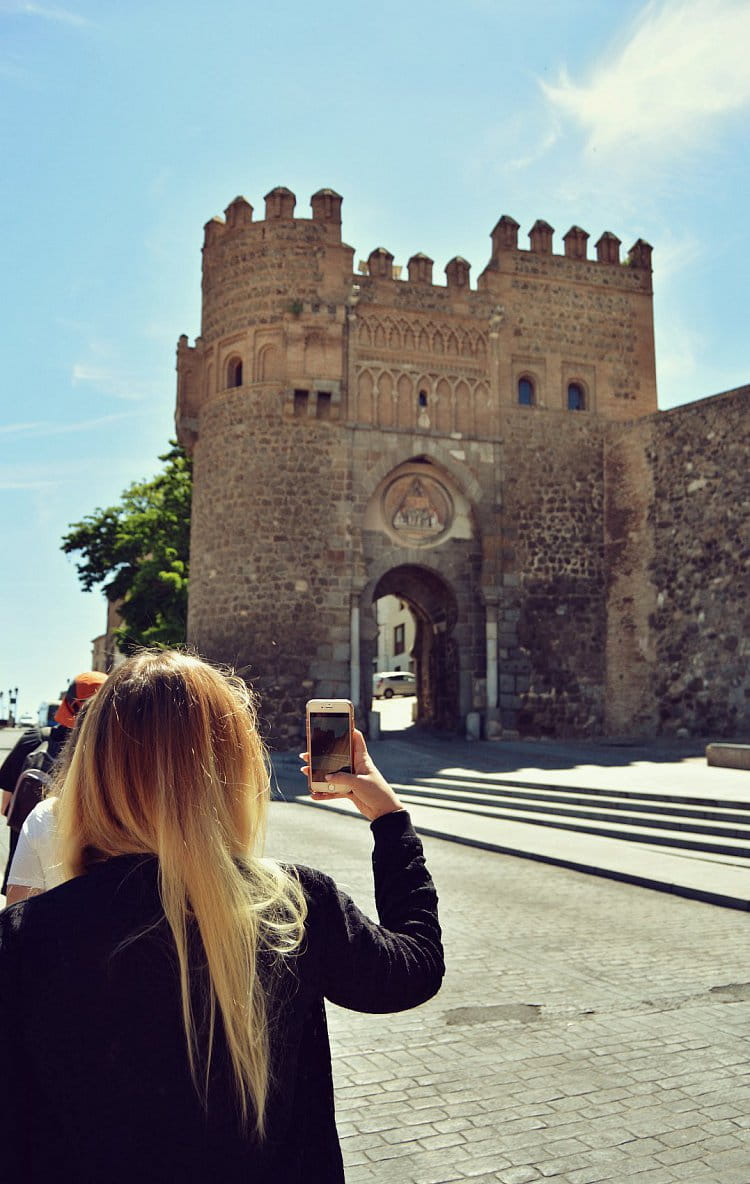 Turistka v Toledu