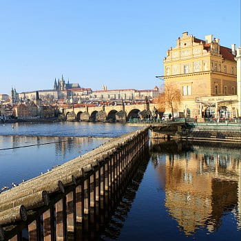 Reflekce domu na Vltavě