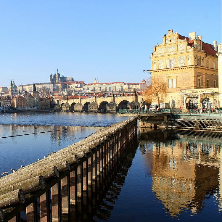 Reflekce domu na Vltavě