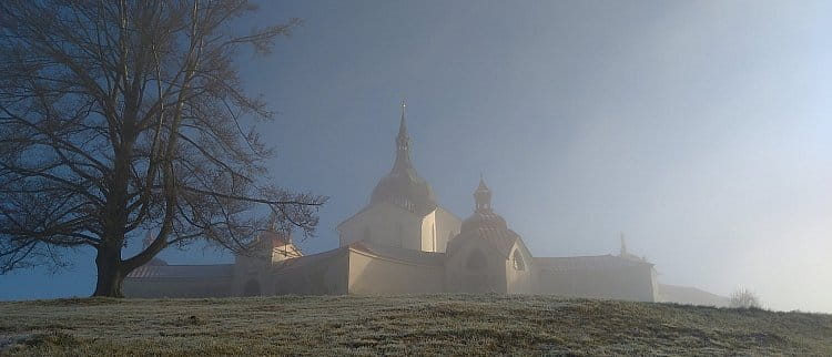 Zelená hora v mlze