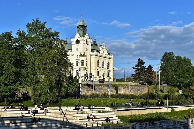 Siesta pod Slezskoostravskou radnicí.