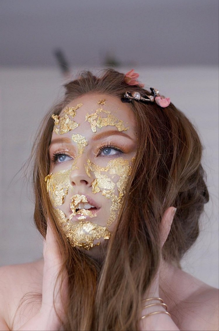 Golden make-up