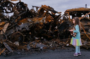 Ukrajinské děvčátko s vraky ruské ohořelé techniky