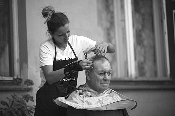 Rodinný Barber shop na dvorku